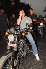 Saif Ali Khan takes a bike ride to promote agent vinod in Mumbai on 21st March 2012 (14).JPG